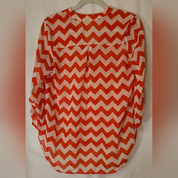 Pretty light summer top - Picture 2 of 3